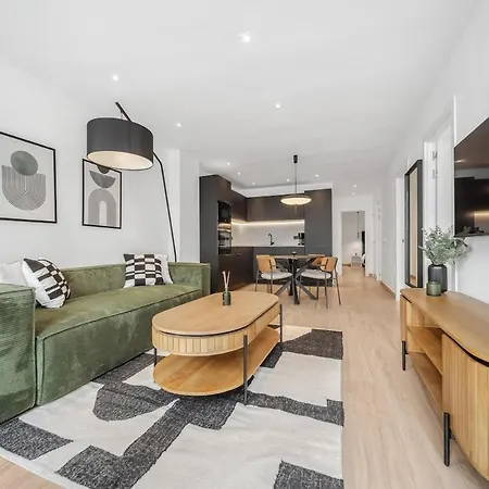 Charming & Modern 4br * Μαρμπέλλα