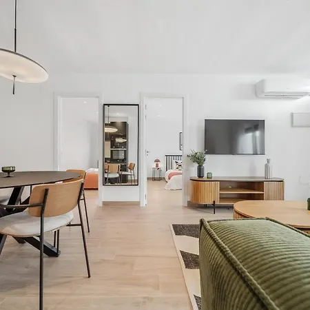 Lägenhet Charming & Modern 4br